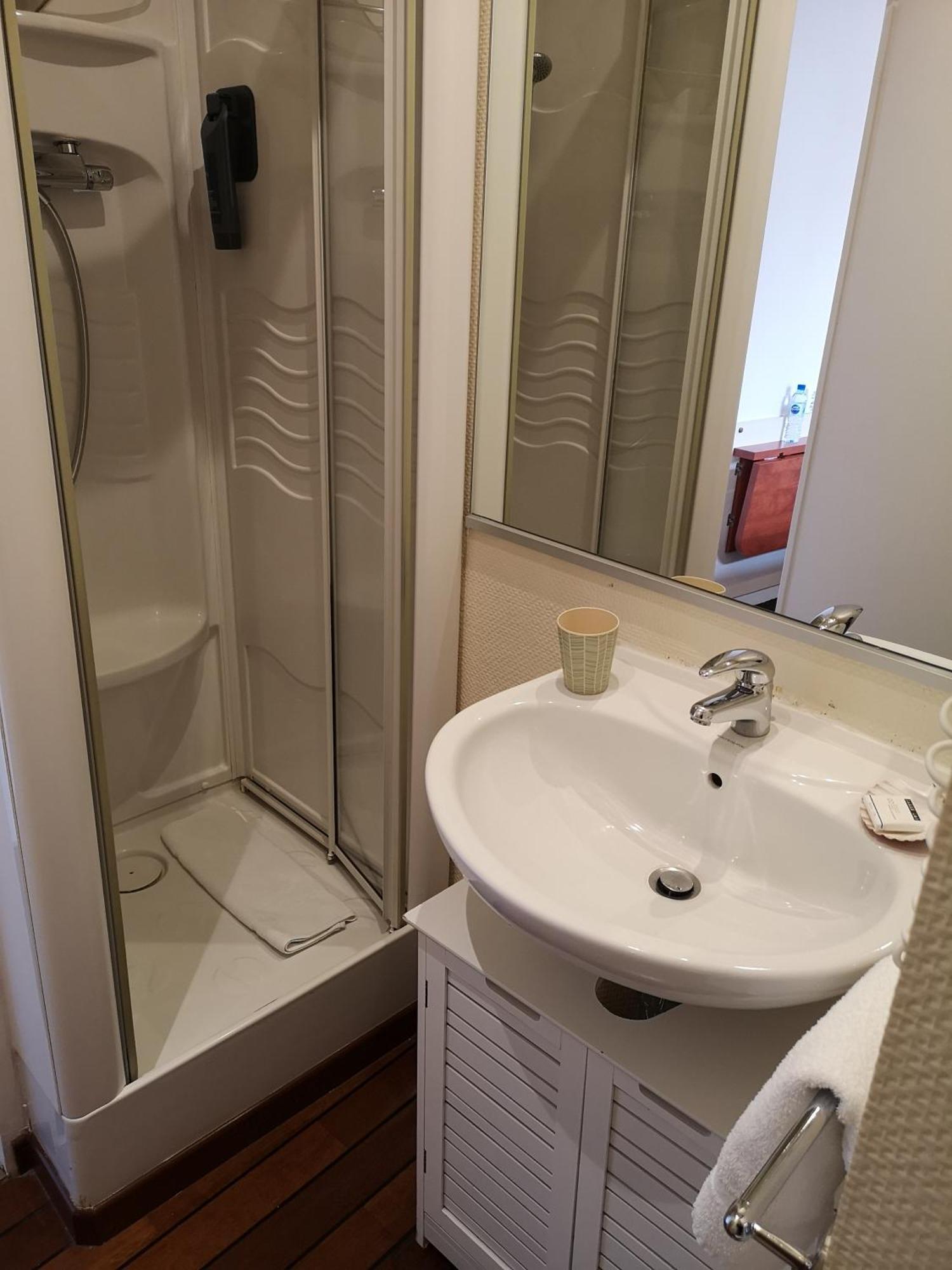 Hotel Aux Tamaris - Vue Mer Roscoff Rom bilde